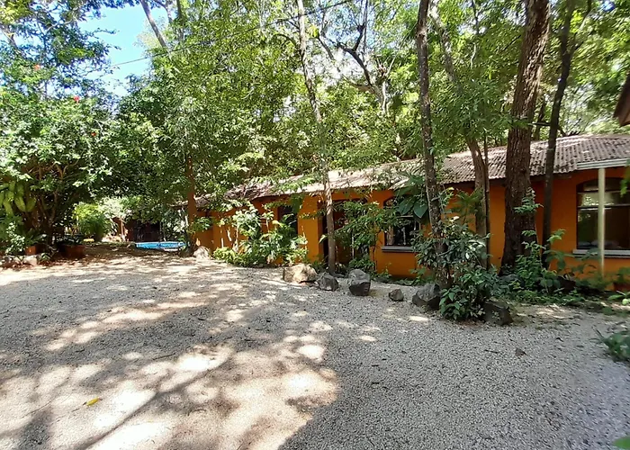 Hotel Cabinas La Playa 3*